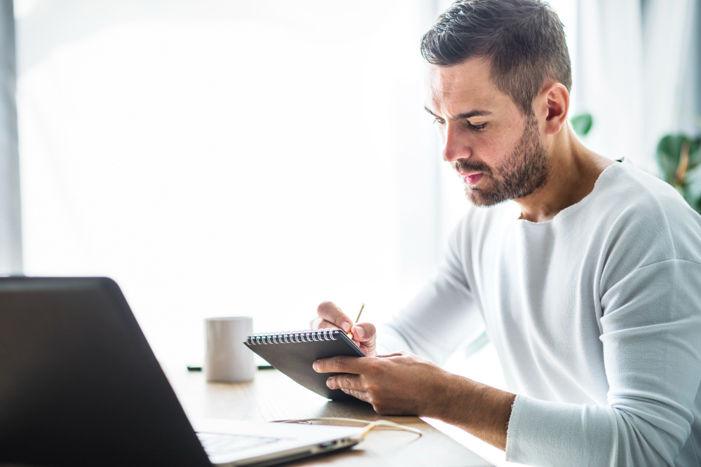 Conheça as formas de reduzir a conta de internet e telefone; dicas de especialista