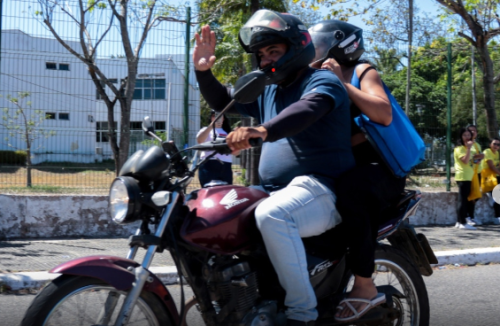 Motociclista dá uma força extra e candidata chega em cima da hora para prova do Enem - Jornal da Franca