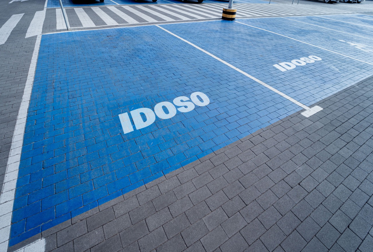 Credencial de estacionamento para idosos já pode ser emitida pelo celular; veja como