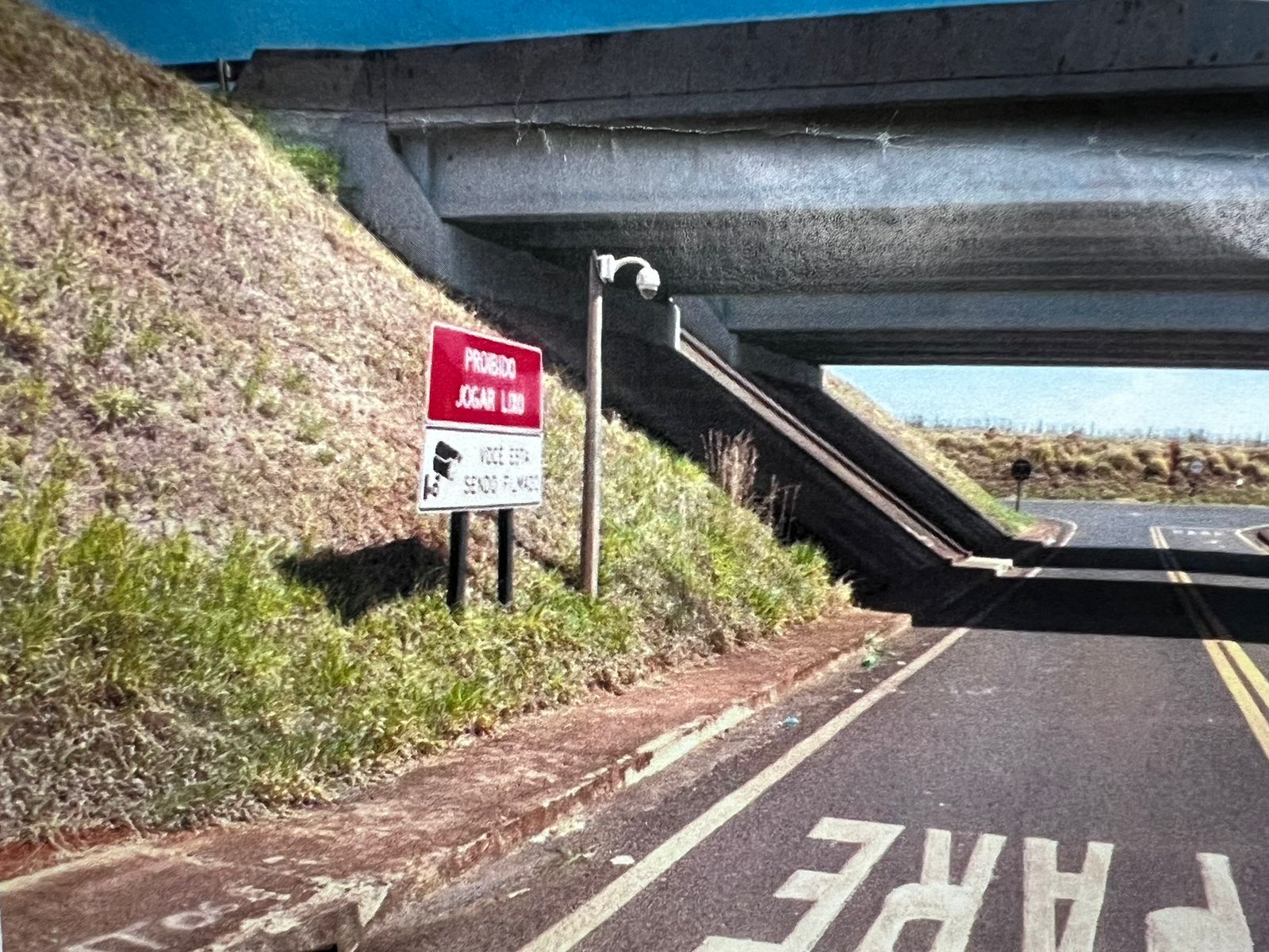 Arteris instala câmera e placa de alerta na Ronan Rocha; quem jogar lixo, toma multa