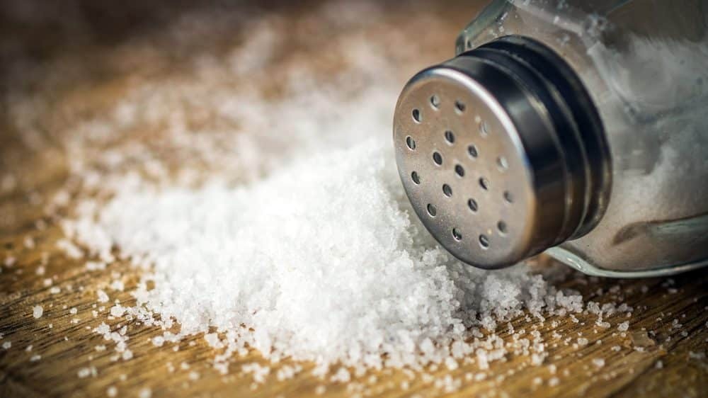 Quer reduzir o sal da comida e não sabe como? Aprenda aqui a eliminar esse “vilão”