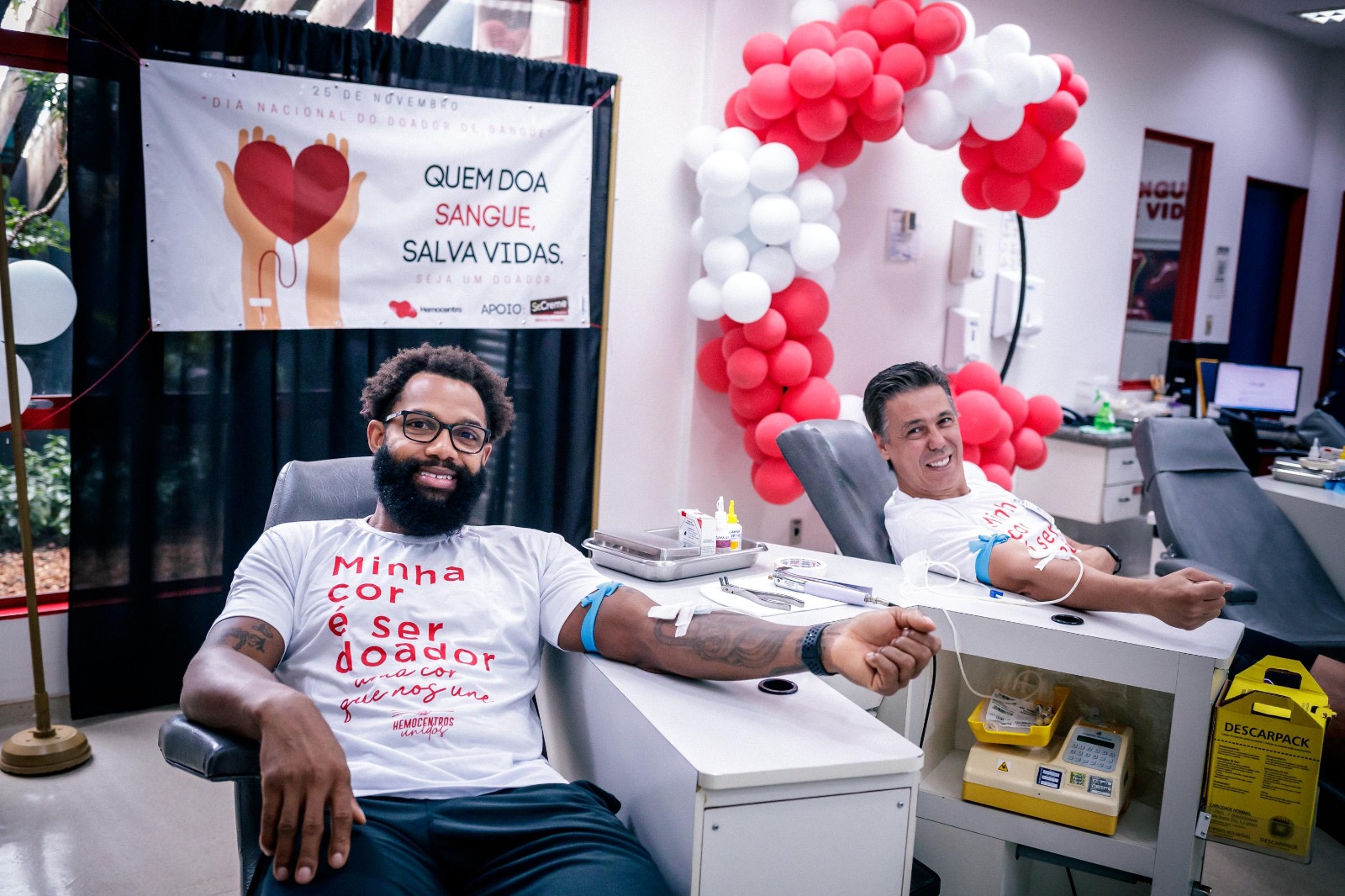 Helinho e David Jackson dão exemplo e fazem doação de sangue no hemocentro de Franca