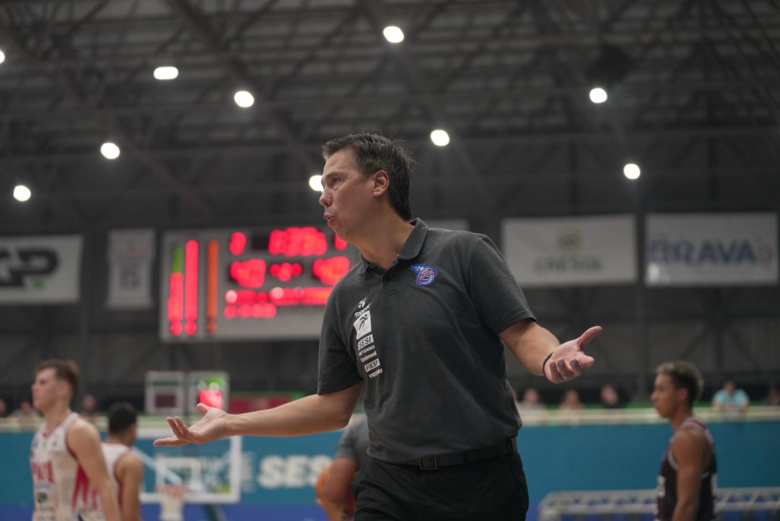 Helinho diz que time treina forte para chegar “voando” nas decisões de campeonatos