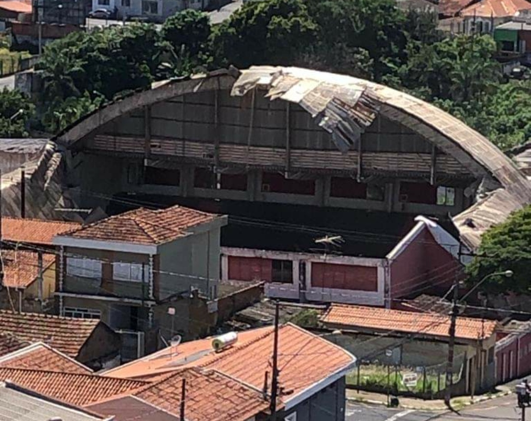 Teto do Clube dos Bagres despenca; por algumas horas, tragédia aconteceria em Franca