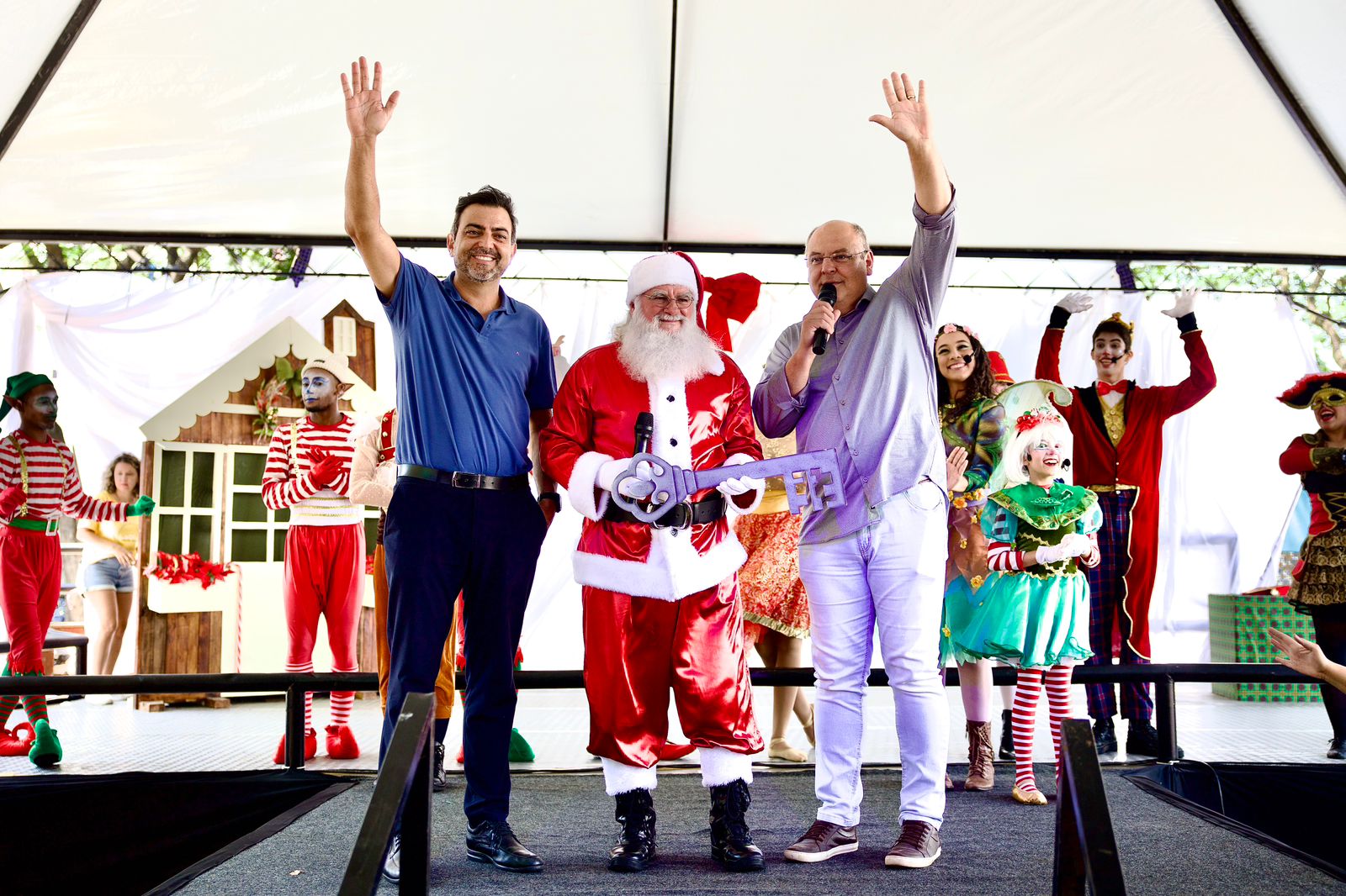 Recreação, dança e banda marcial animaram o público da Chegada do Papai Noel ACIF
