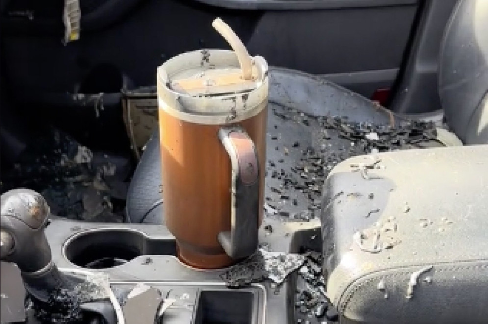 Vídeo de copo Stanley gelado após incêndio rende um carro novo para cliente