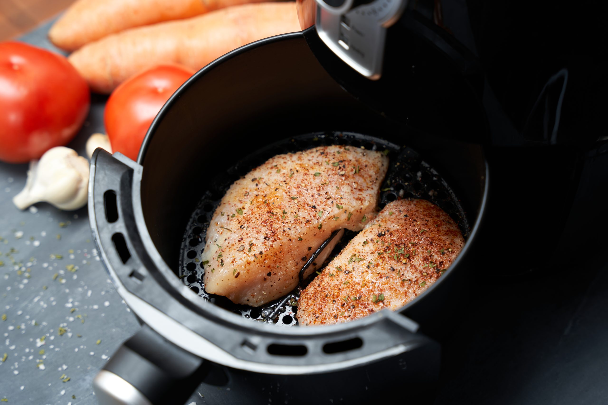 Dourado e suculento: saiba qual o tempo correto para fazer o frango na air fryer
