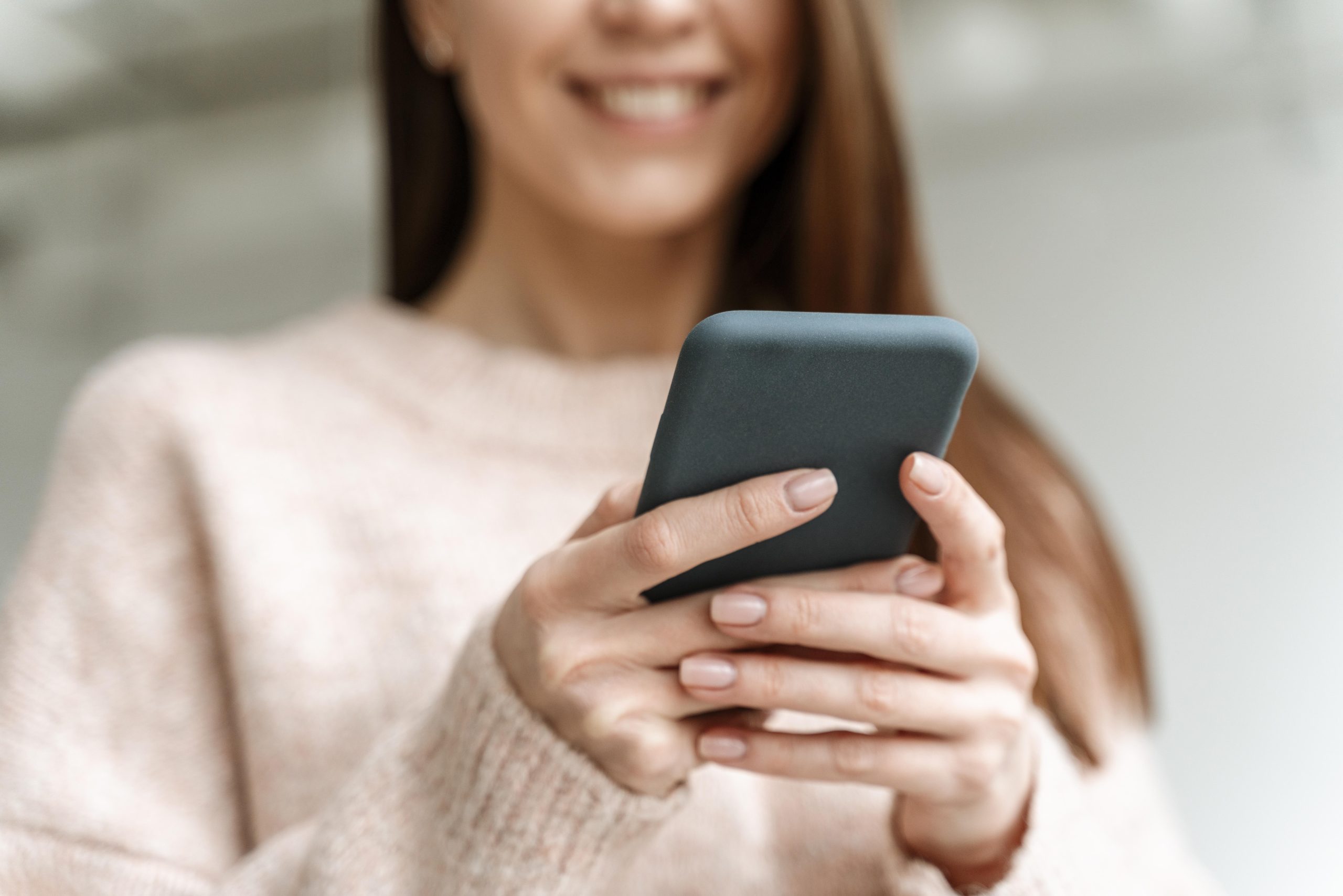 Conheça os riscos para as mãos de passar muito tempo no celular