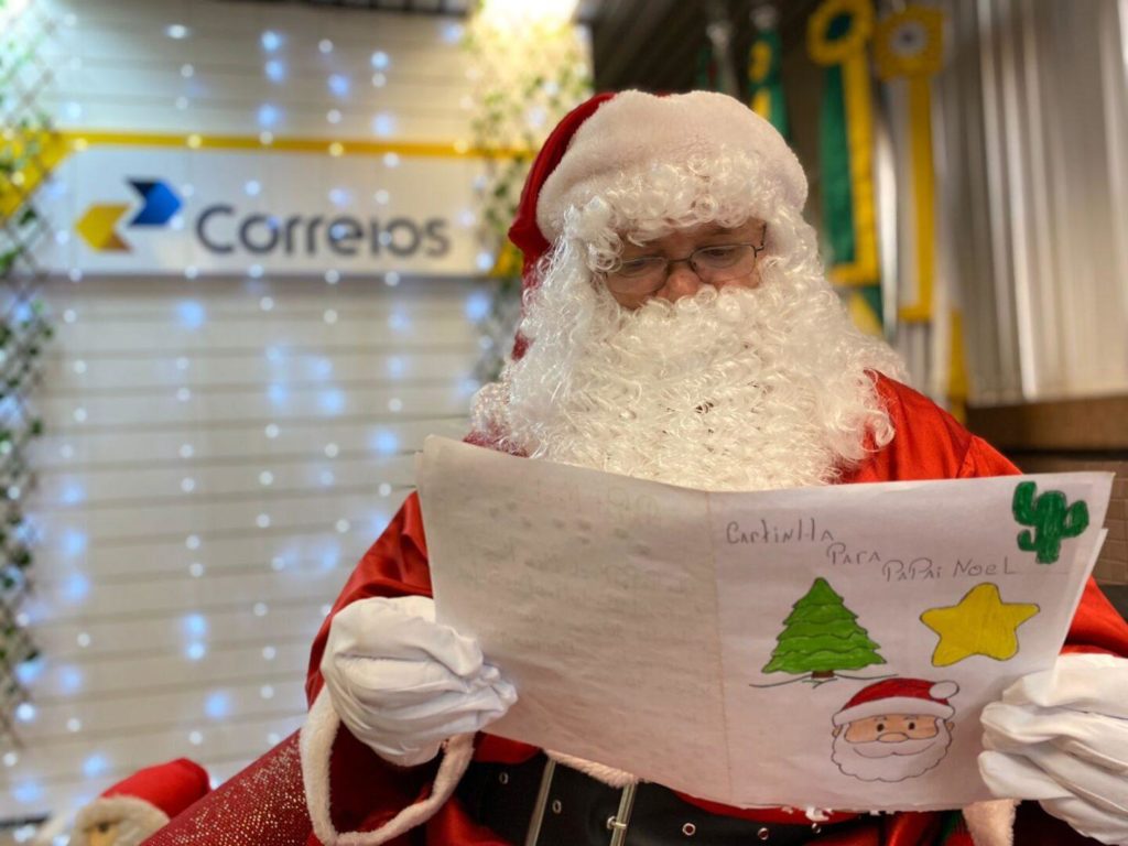 Correios iniciam campanha de adoção de cartinhas de Natal; saiba como ajudar