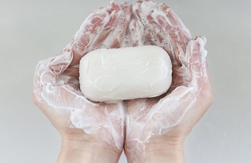 Lavar o rosto com sabonete em barra faz mal? Entenda os riscos - Jornal da Franca