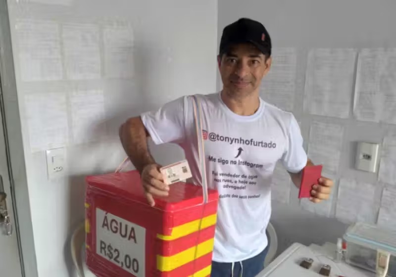 Homem que pagou o curso na faculdade vendendo água nas ruas se forma em Direito