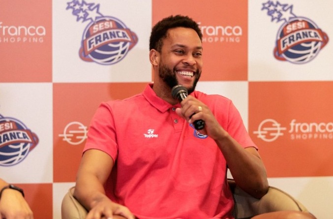 Ala norte-americano Charles Hinkle fará estreia na Champions diante do Universidad