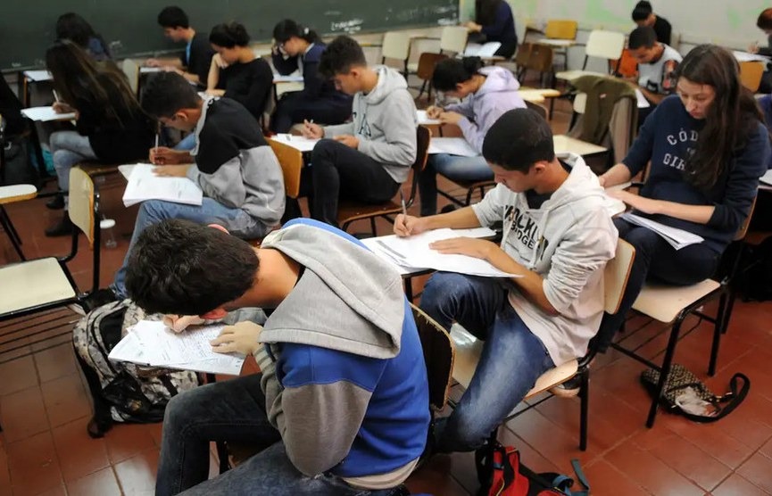 Molecada terá que estudar mais: novo ensino médio deverá ter mais horas