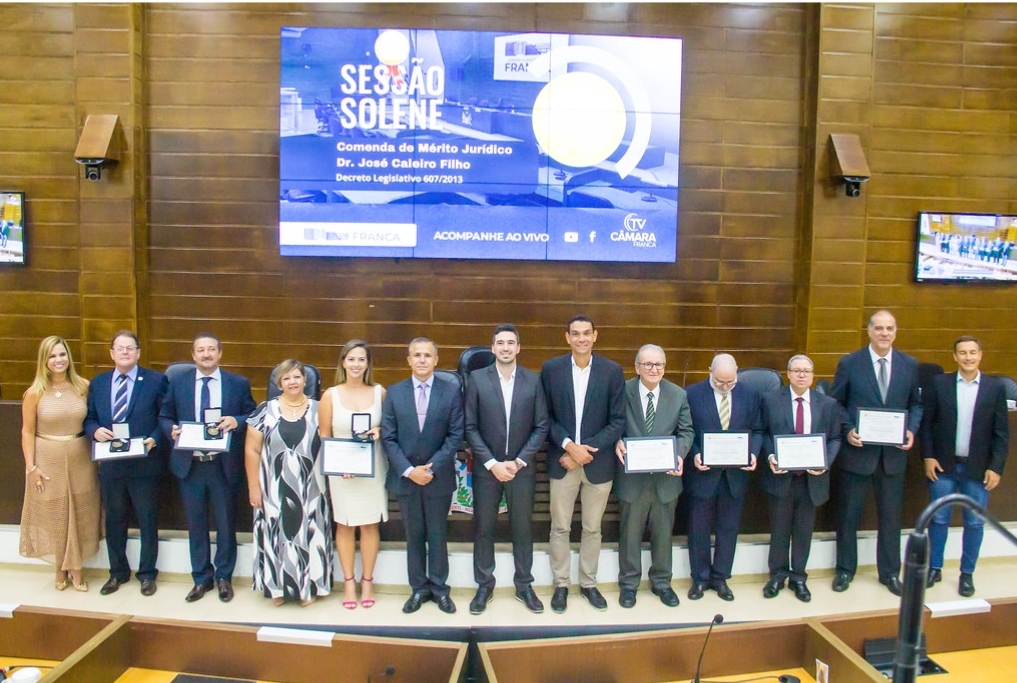 Juiz, promotores, delegados de polícia e advogados recebem comendas na Câmara