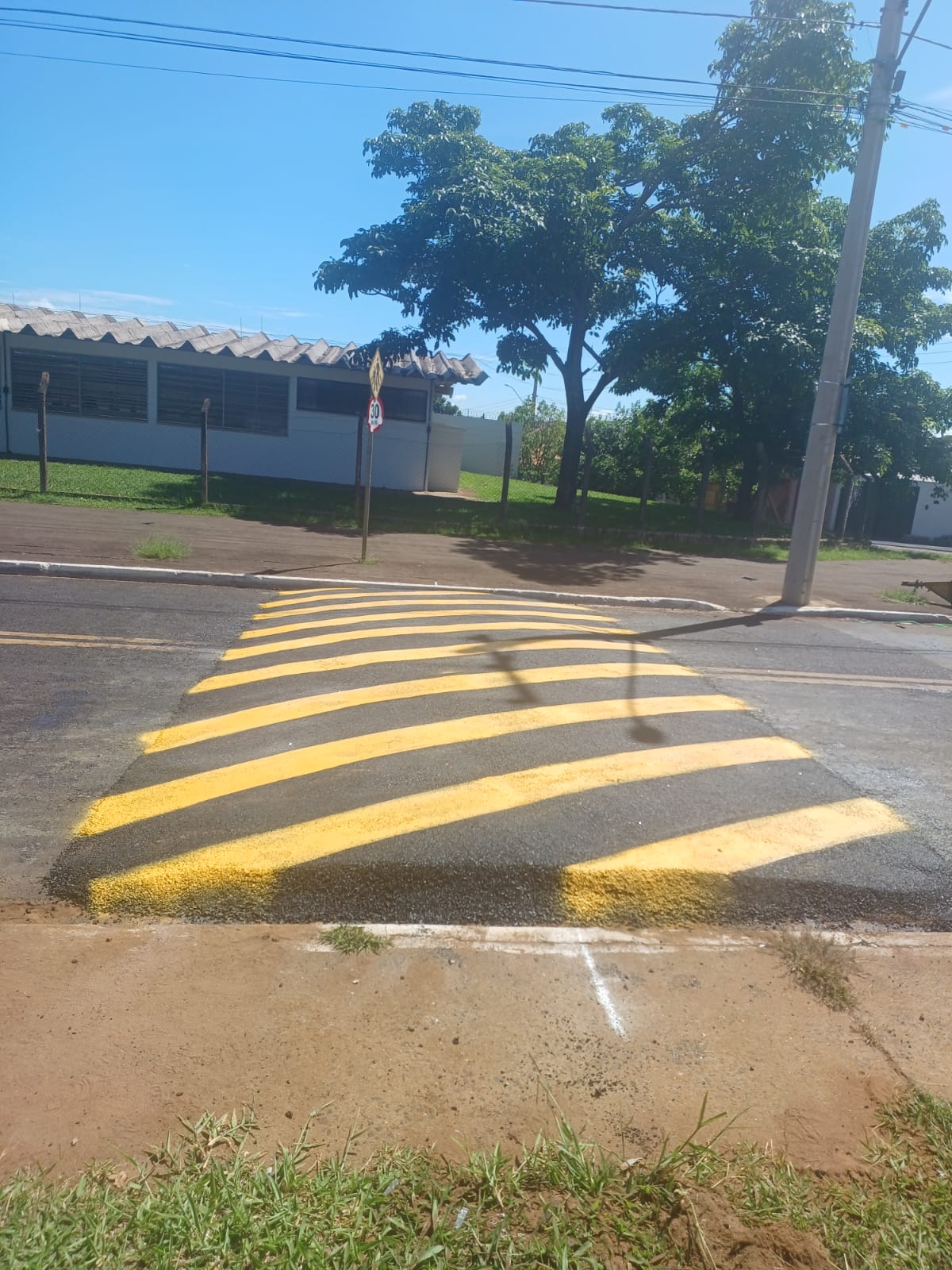 Após duplicação, avenida Geralda Rocha Silva recebe lombadas e lombofaixas
