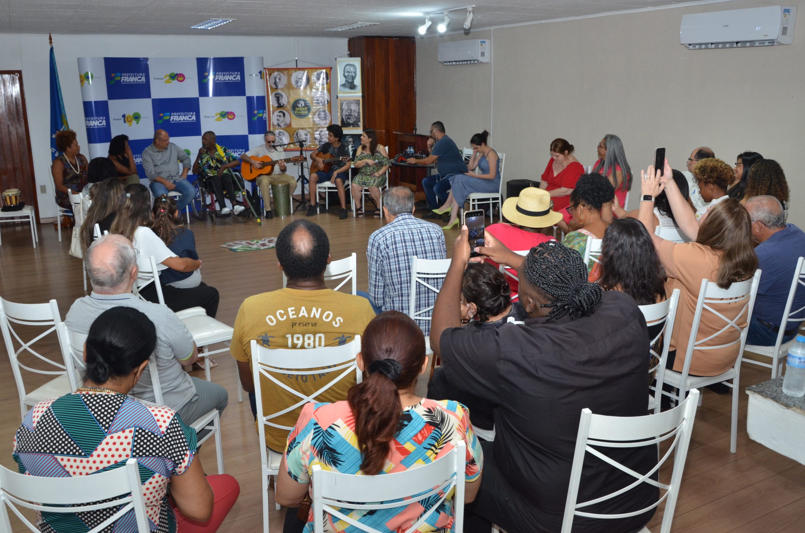 Poeta Carlos de Assumpção brilha em apresentação cultural na Prefeitura de Franca