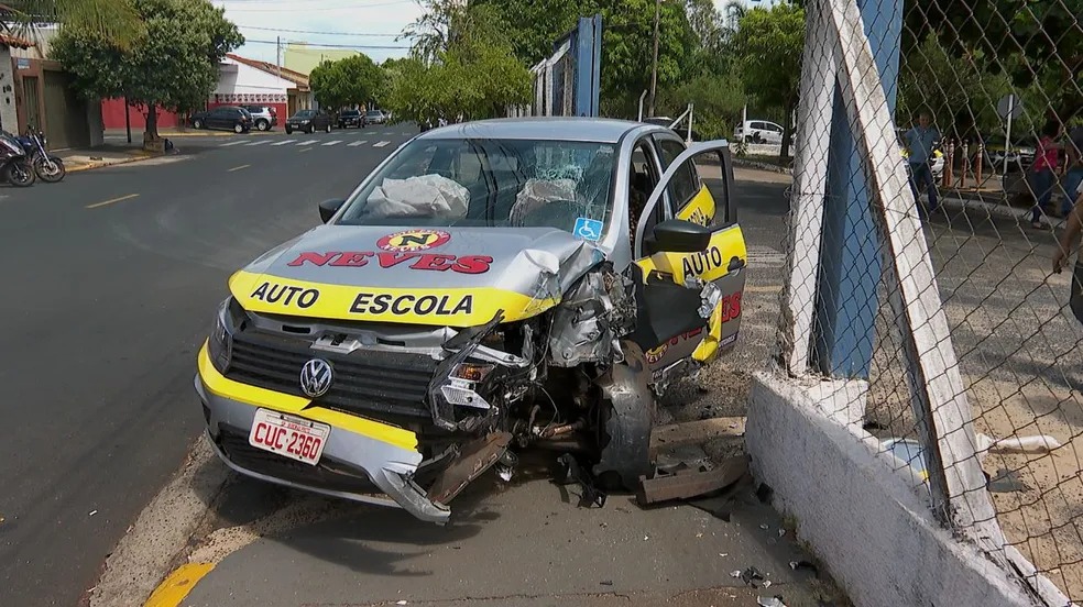 Instrutor de autoescola bate carro após aluna dele ser reprovada no exame de CNH