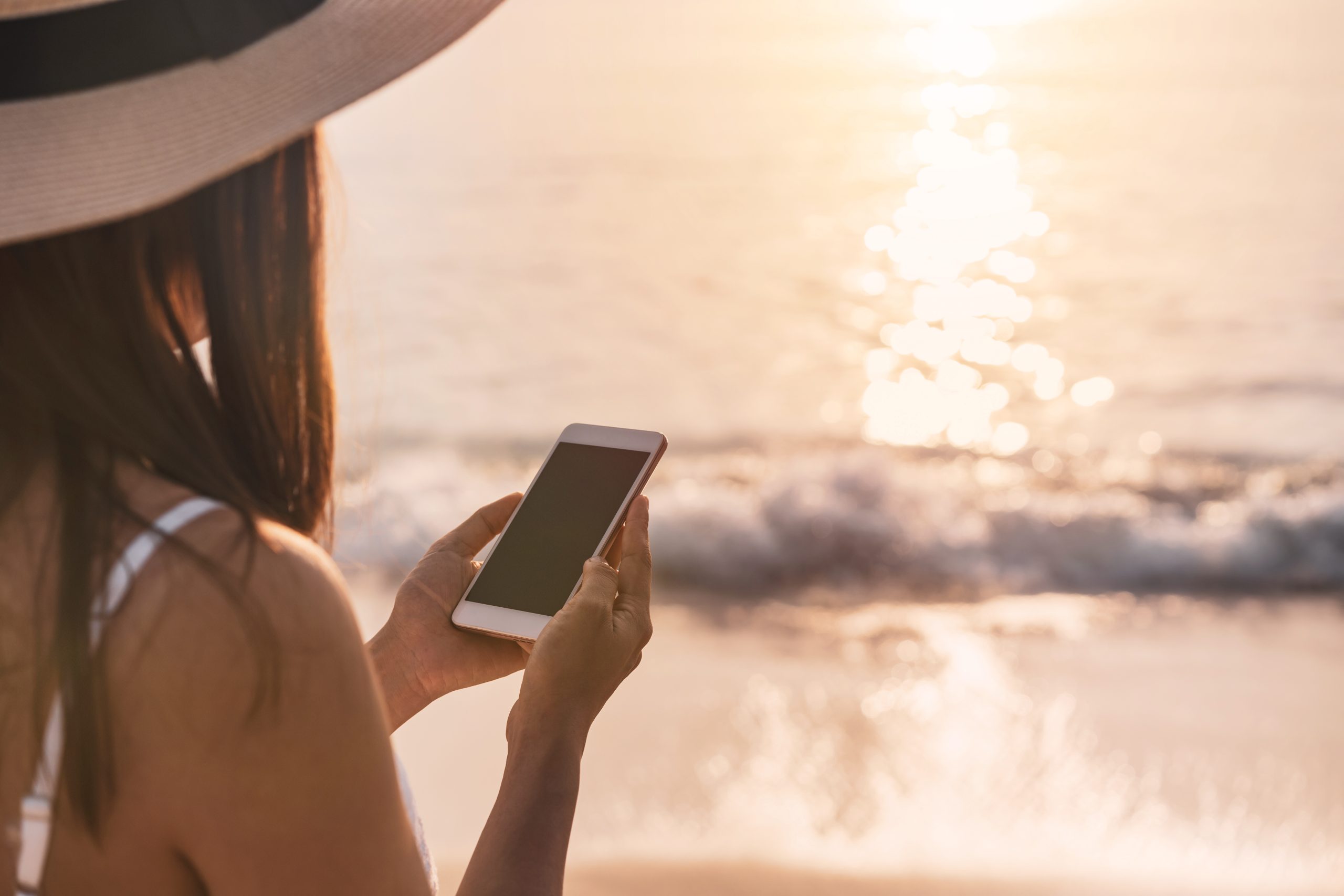 Vai passar Ano Novo na praia? Veja 5 cuidados para ter com seu celular