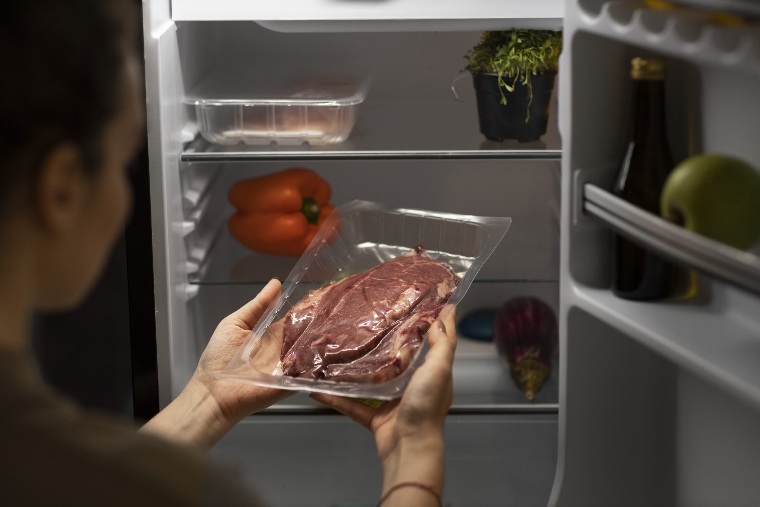 Veja o que você não deve fazer ao descongelar carne, para o bem da sua saúde