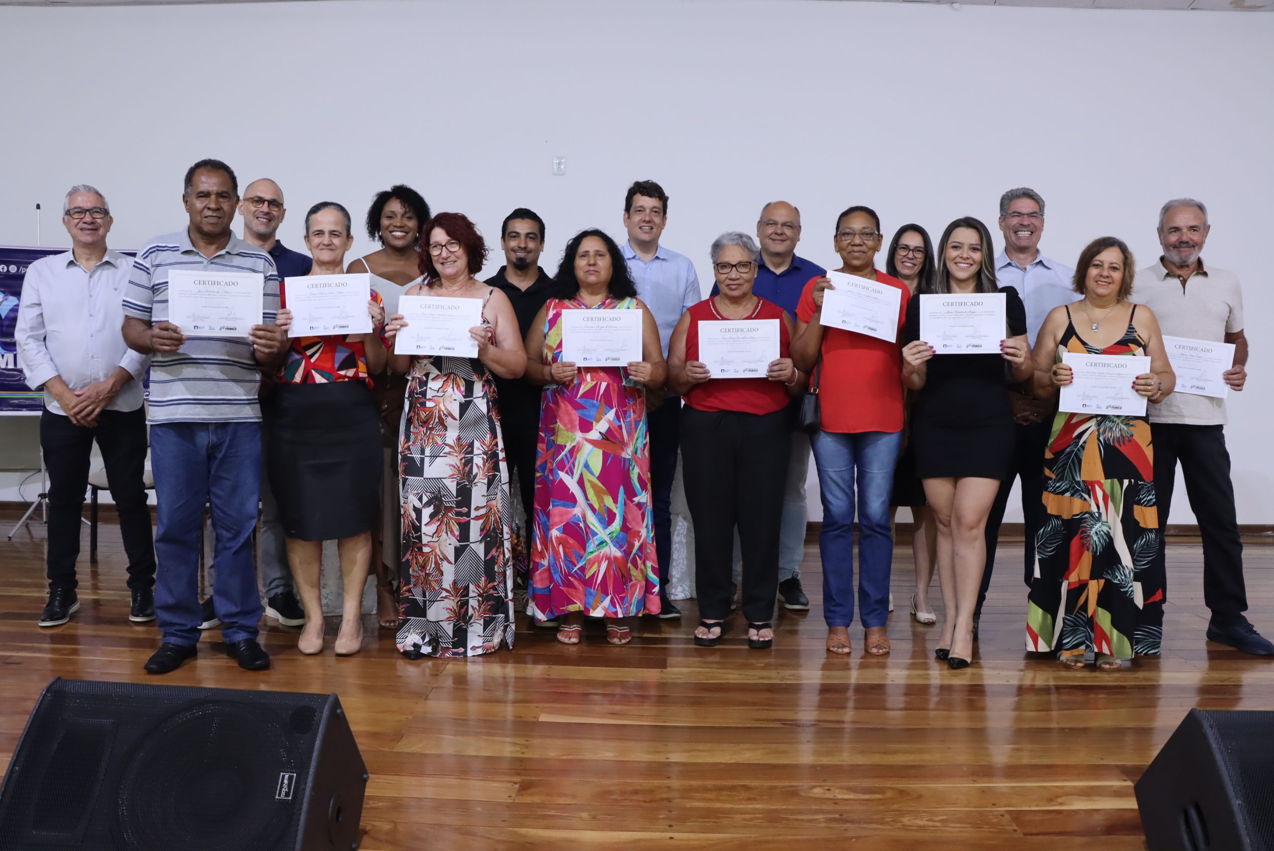 Mais de 40 alunos de diversas áreas recebem certificados do Caminho para o Emprego
