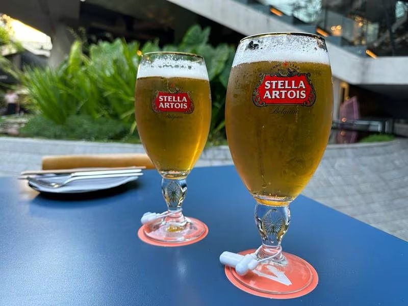 Bar inova e instala alarmes nos copos de cerveja para que não sejam roubados