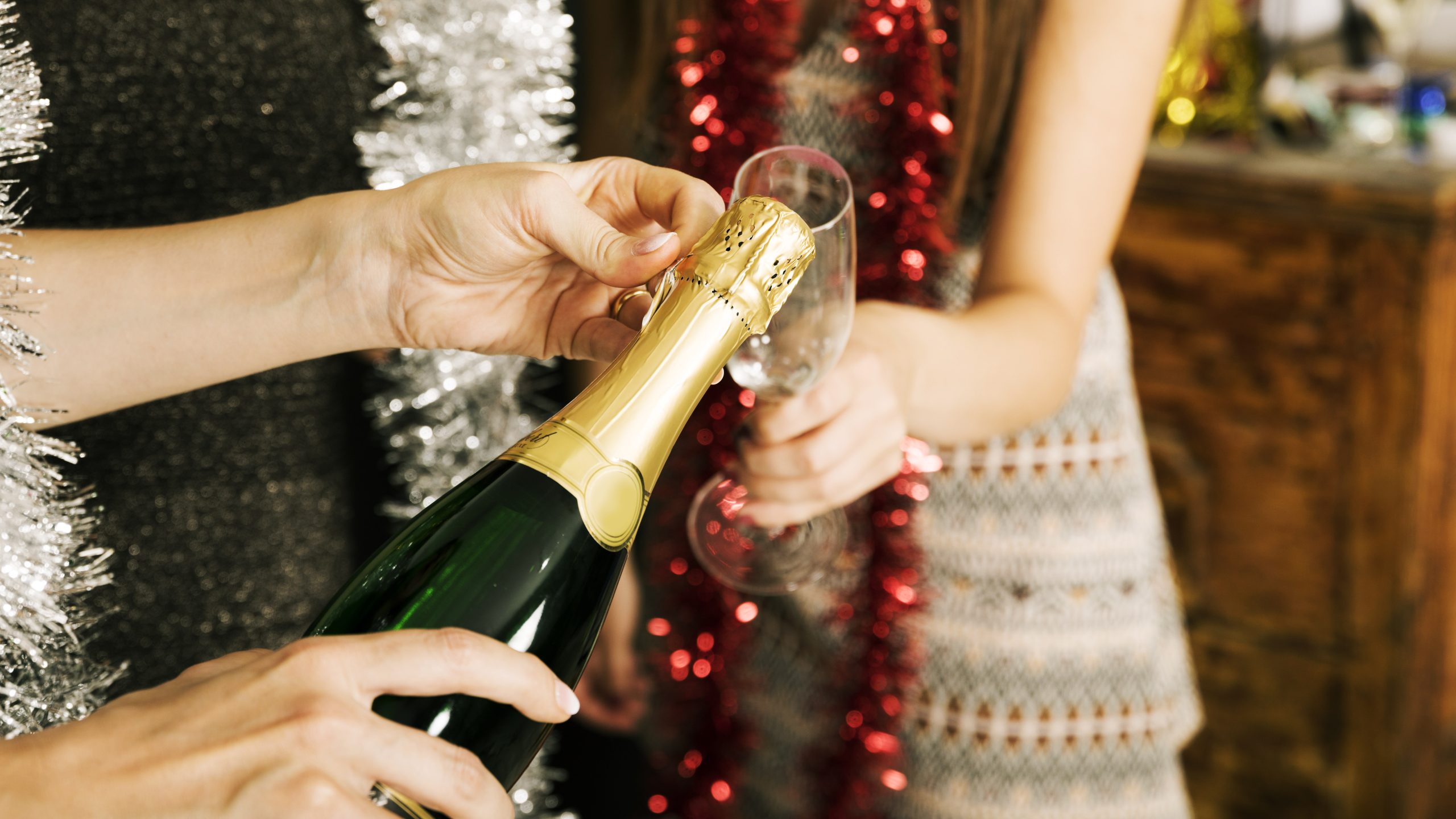 Como abrir uma garrafa de champanhe? Veja o que fazer para evitar acidentes no Natal