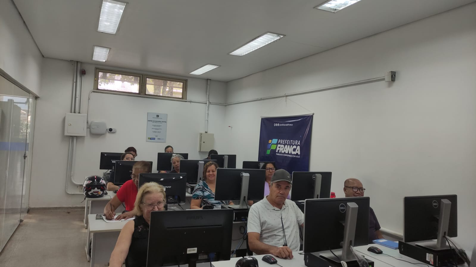 Caminhos para o Emprego: alunos 50+ concluem formação em informática