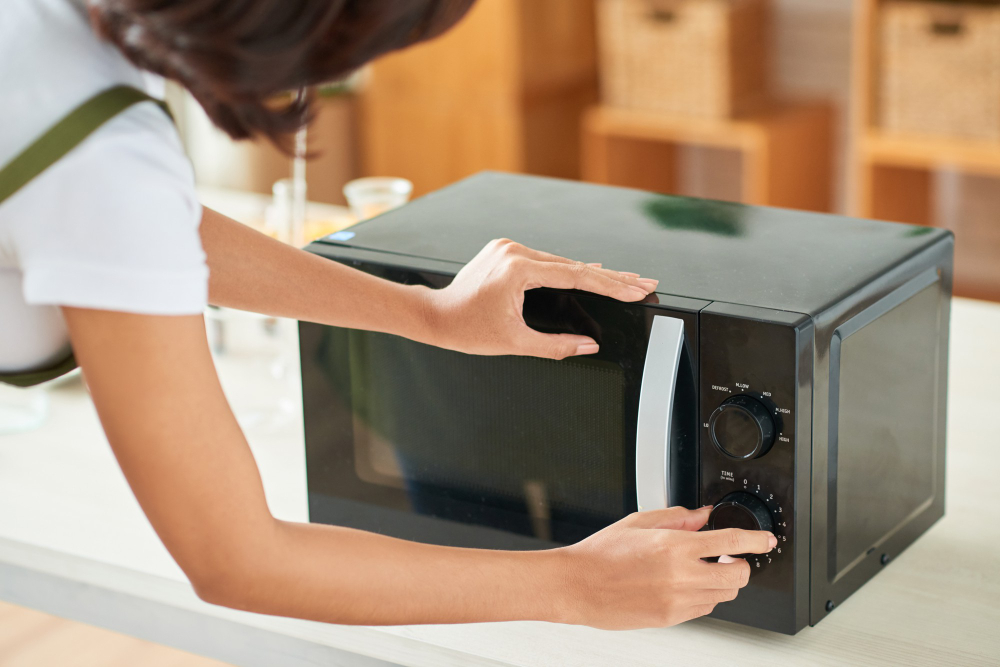 O que é o botão “secreto” do micro-ondas? Ele facilita a vida, mas nem todos usam