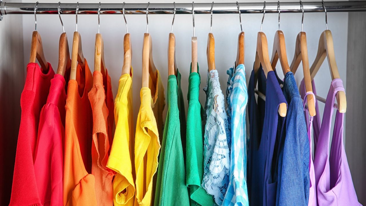 O que a escolha da cor das suas roupas diz sobre você? É mais revelador do que pensa
