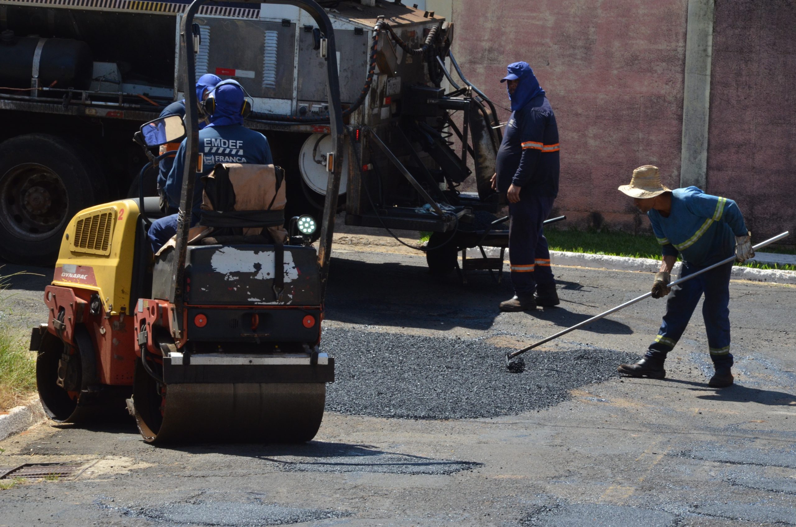 EMDEF intensifica trabalhos de tapa-buracos por ruas e avenidas de Franca