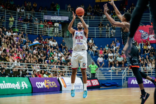 Helinho comemora desempenho do time na Champions e primeiro lugar garantido