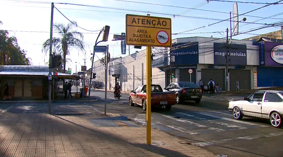 Placas de alerta de enchente podem ajudar a evitar acidentes nas marginais de Franca