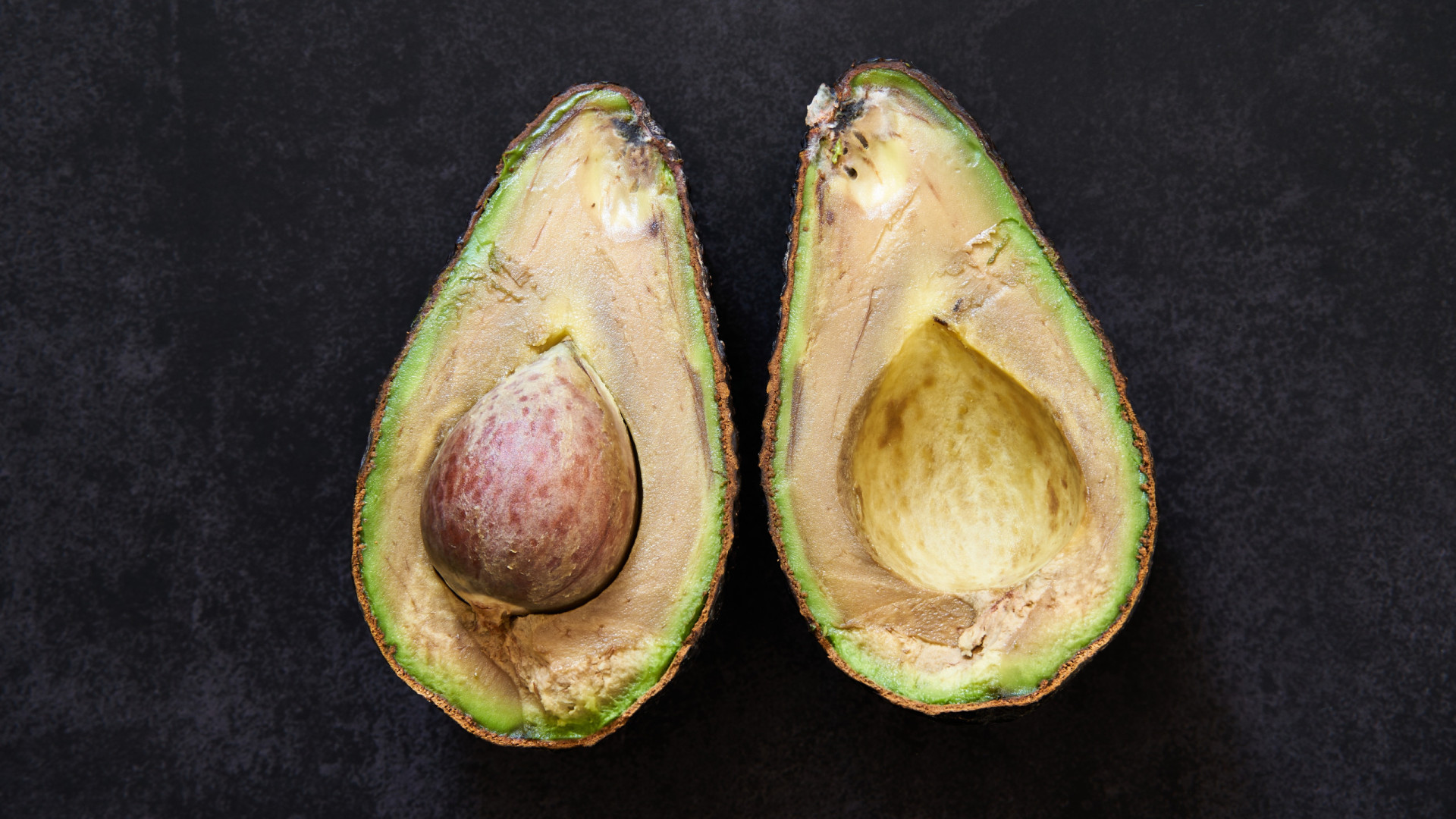 Abriu o abacate e ele está manchado; será que é seguro comer? Saiba agora!