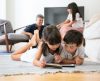 Pais usam as telas para “educar” os filhos: conheça as várias consequências disso - Jornal da Franca