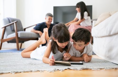 Pais usam as telas para “educar” os filhos: conheça as várias consequências disso - Jornal da Franca