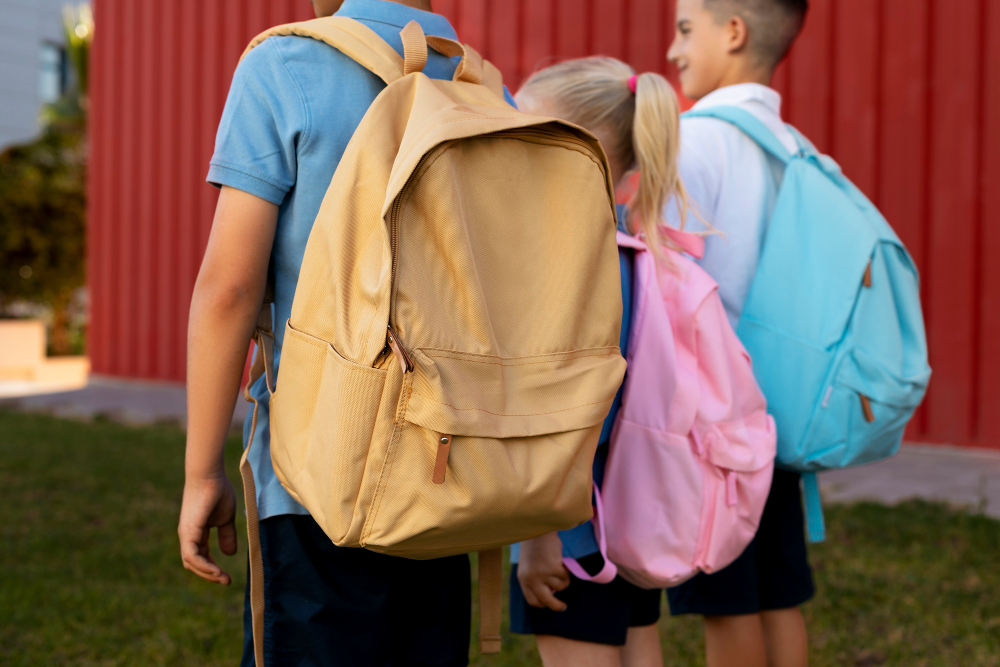 Ortopedista se surpreende com o peso das mochilas na porta das escolas e faz alerta