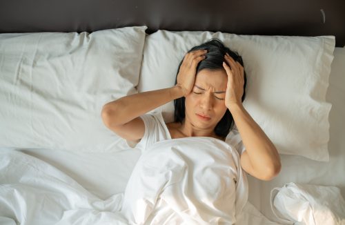 Conheça a melhor posição para dormir quando a dor de cabeça está forte - Jornal da Franca