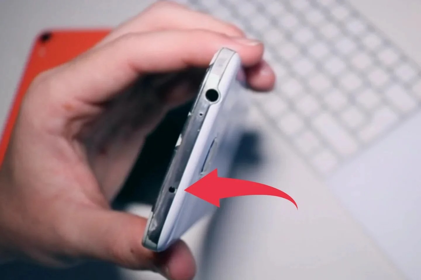 O buraquinho na parte inferior do celular tem uma função que poucos sabem