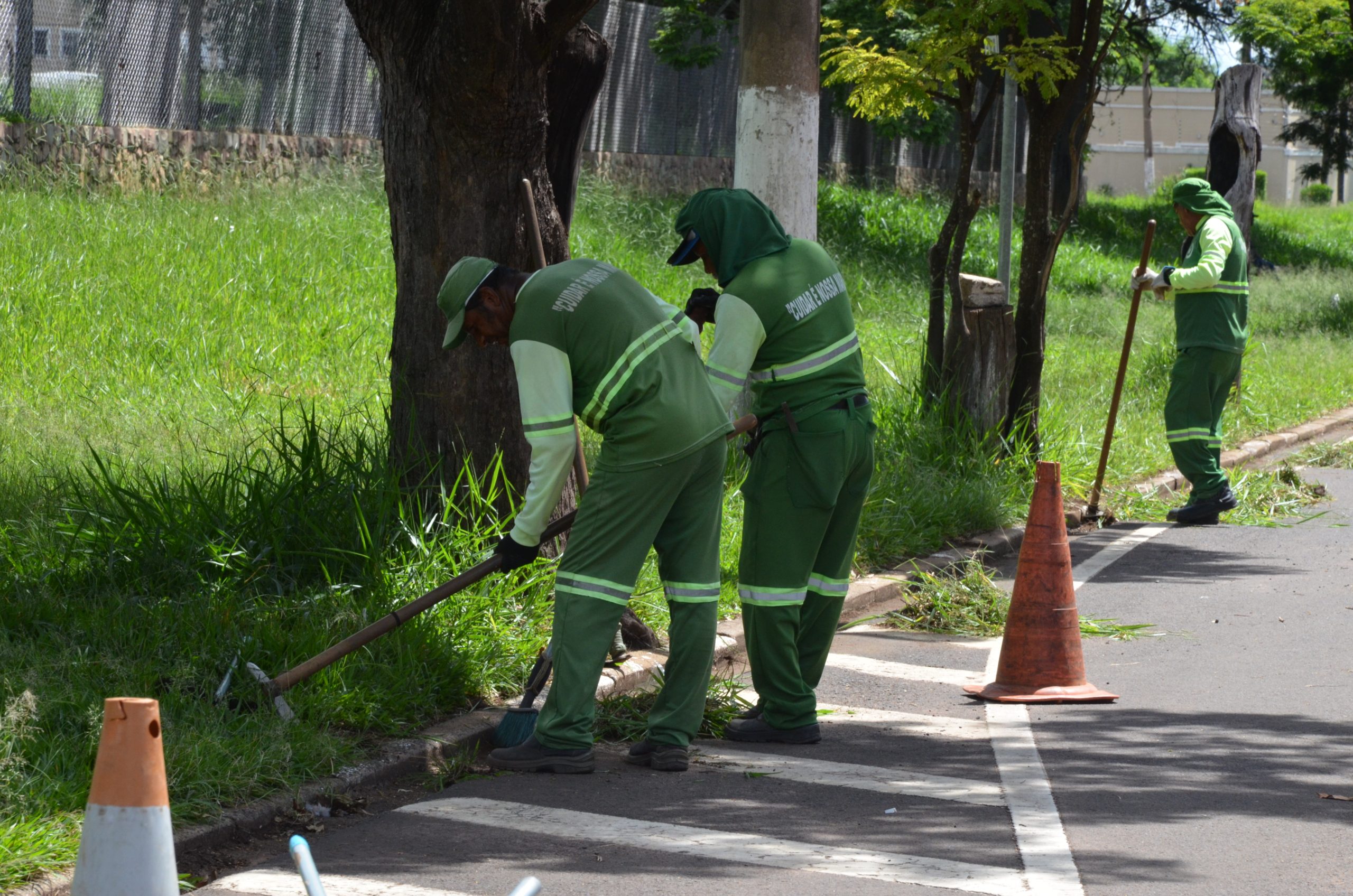 Limpeza urbana em Franca: Prefeitura segue com serviço e notifica donos de terrenos