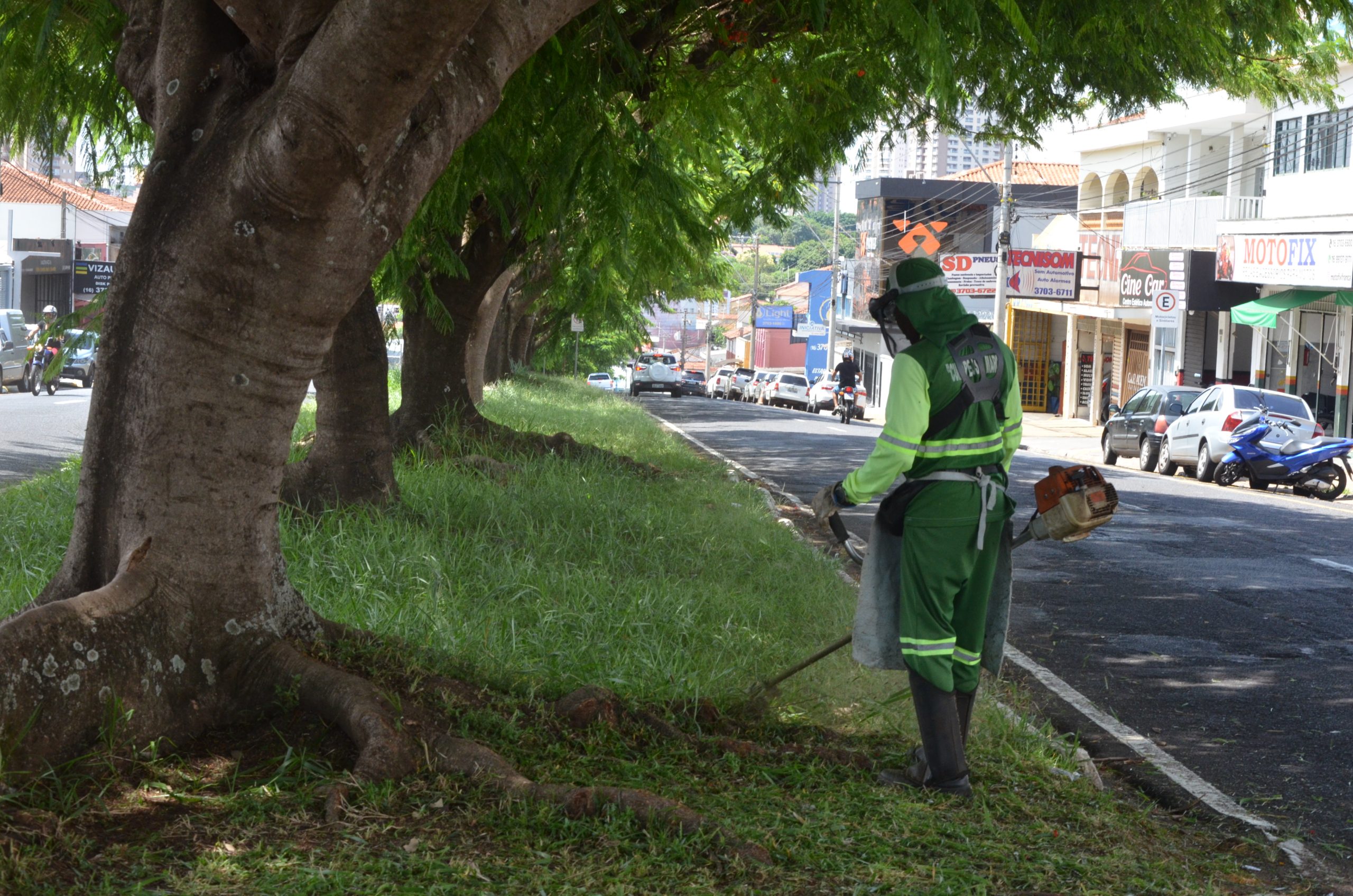 Áreas públicas de Franca seguem recebendo equipes para serviços de limpeza