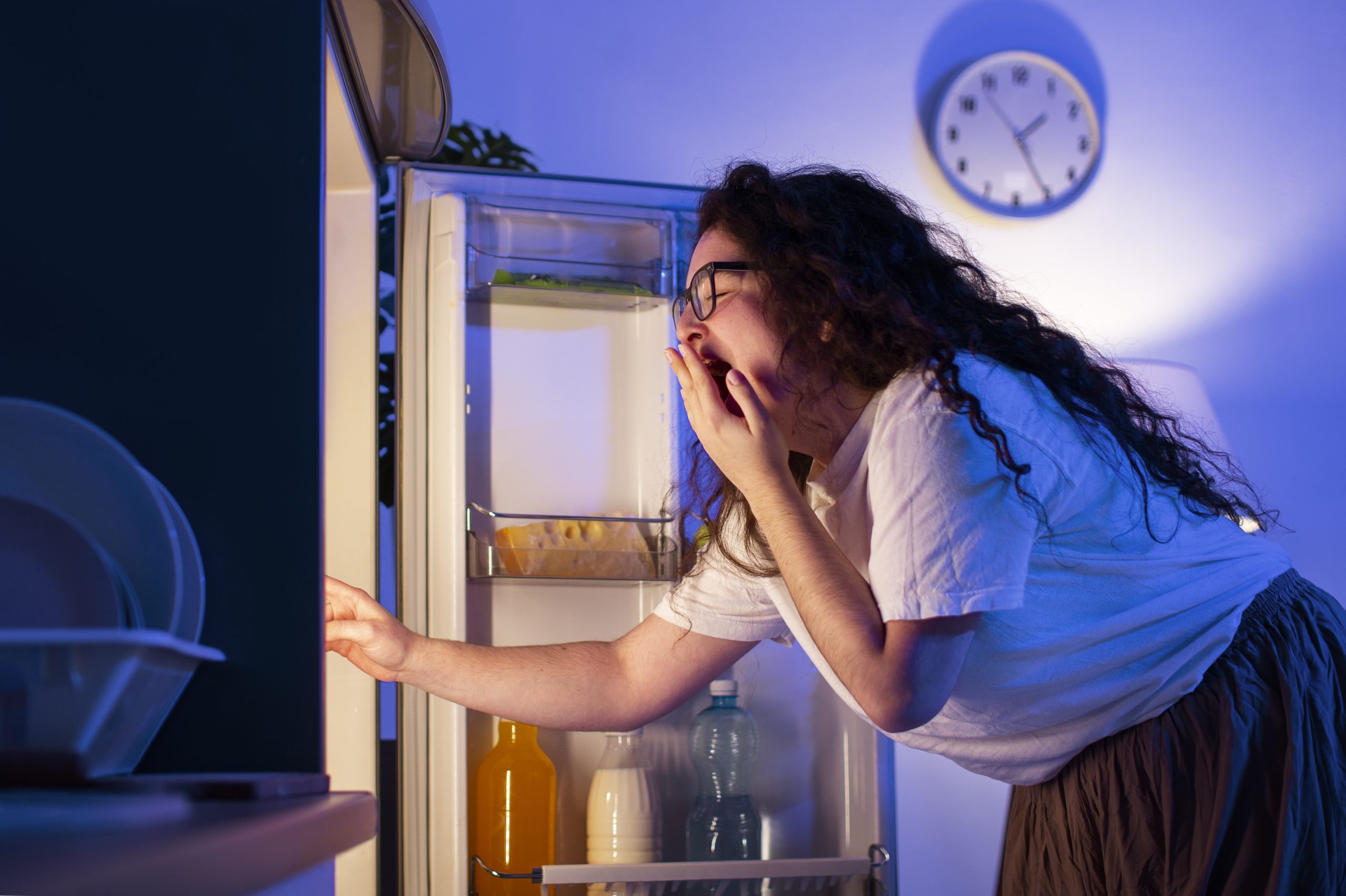 Acorda de noite com fome? Veja como lidar com o metabolismo acelerado
