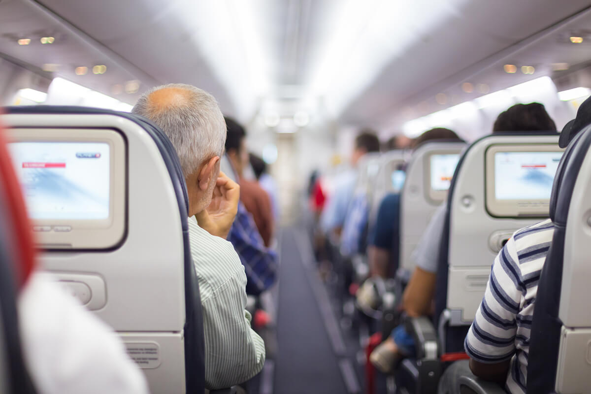 Avião dá meia volta após passageiro peidar muito (e fedido) durante o embarque