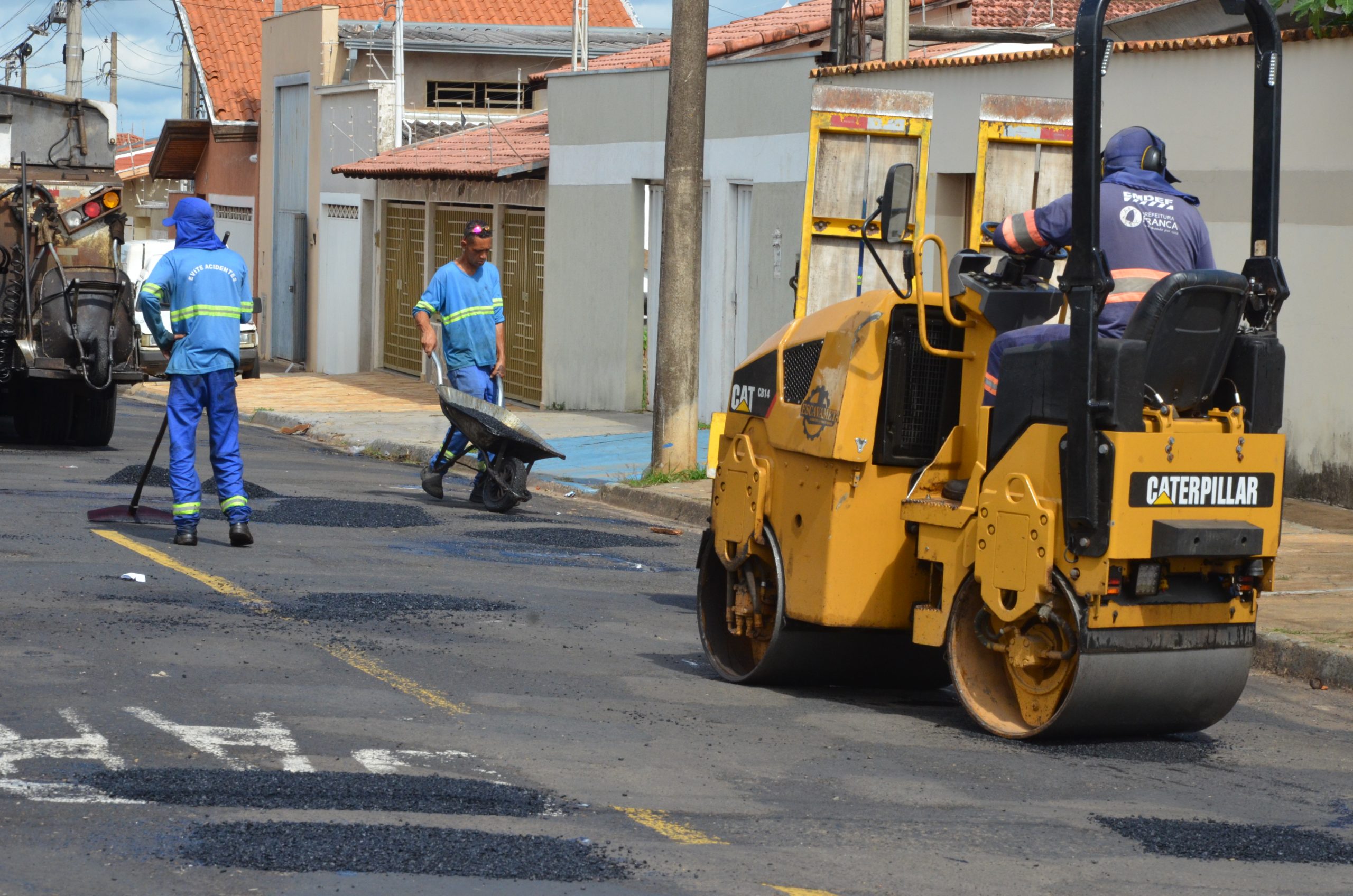 Emdef intensifica serviços de remendo asfáltico por diversos bairros de Franca