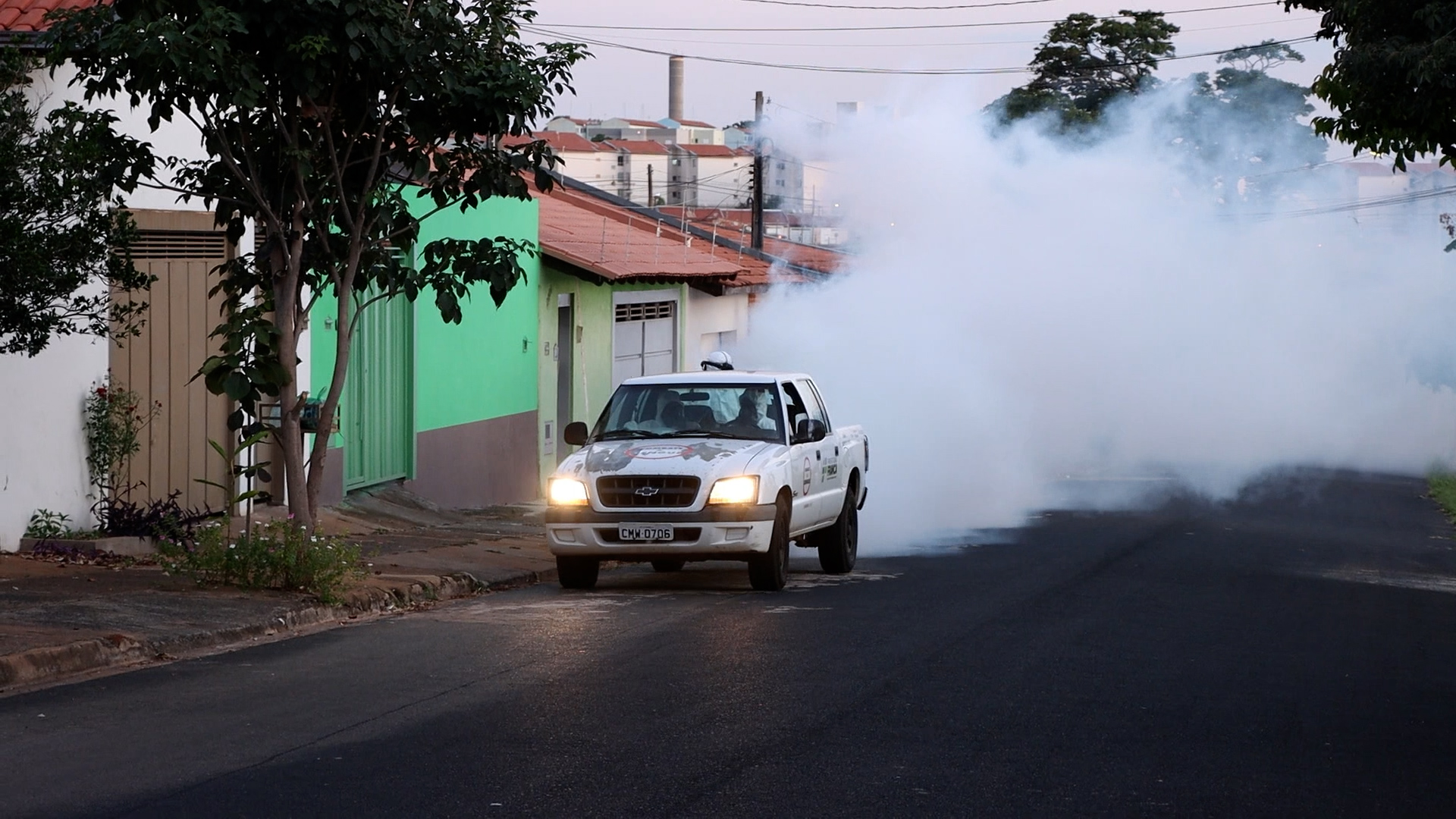 Com 420 casos de dengue, Prefeitura de Franca faz “fumacê” no Ângela Rosa e Noêmia