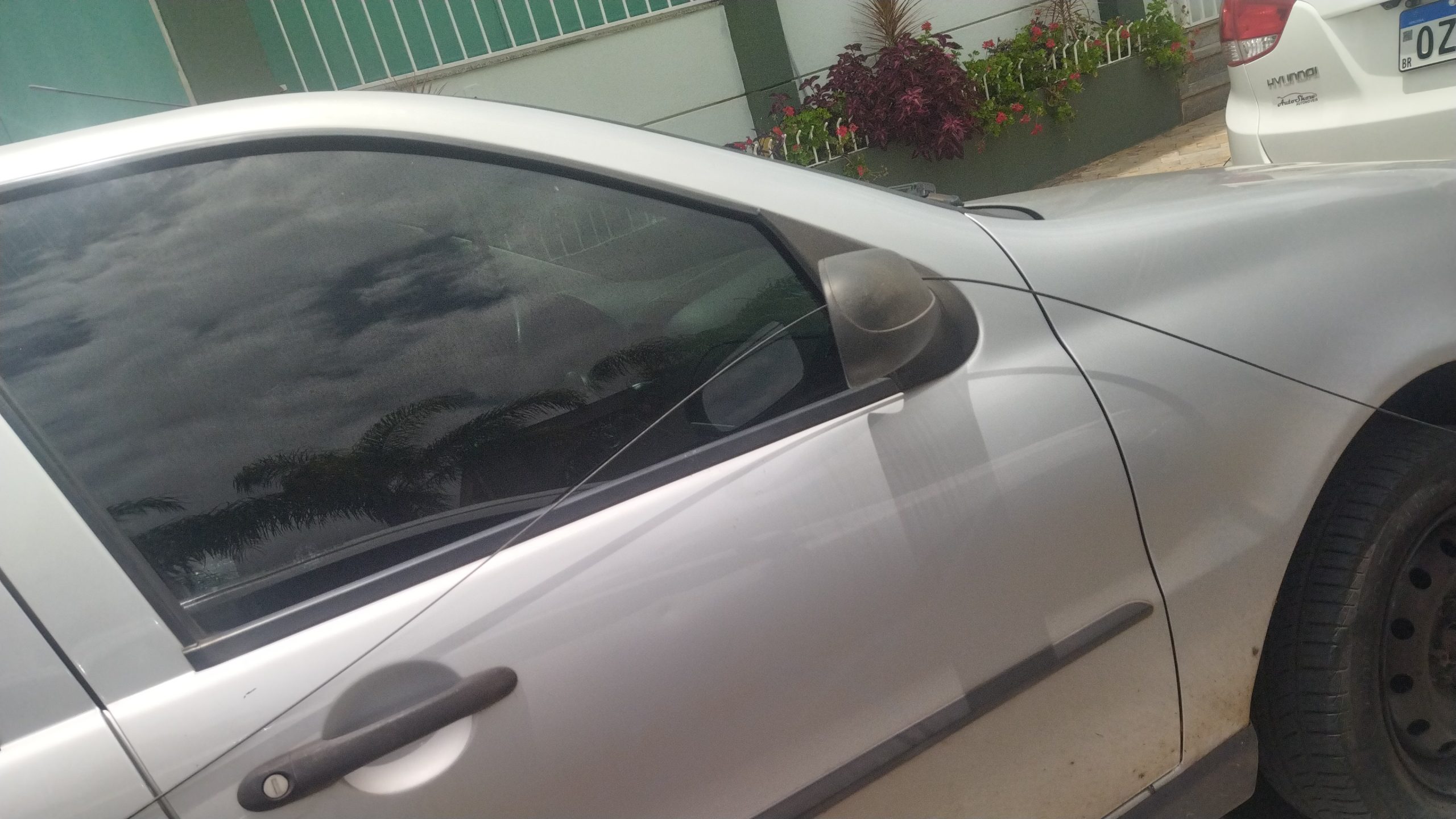 Fios soltos podem derrubar motoqueiros; em Franca, lei estipula “faxina” em postes