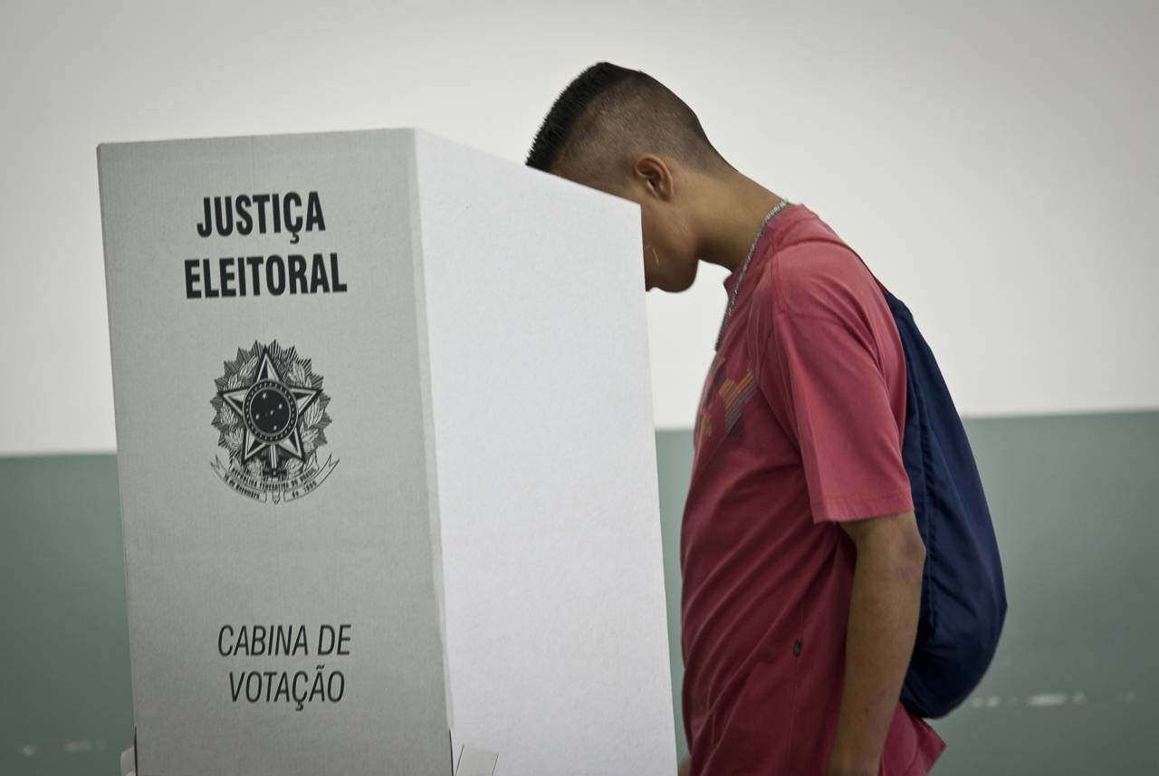 Jovens a partir de 15 anos podem tirar título de eleitor; prazo é até oito de maio