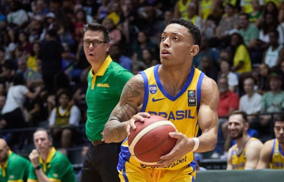 Com Helinho no comando e Lucas Dias brilhando, basquete do Brasil vence o Paraguai