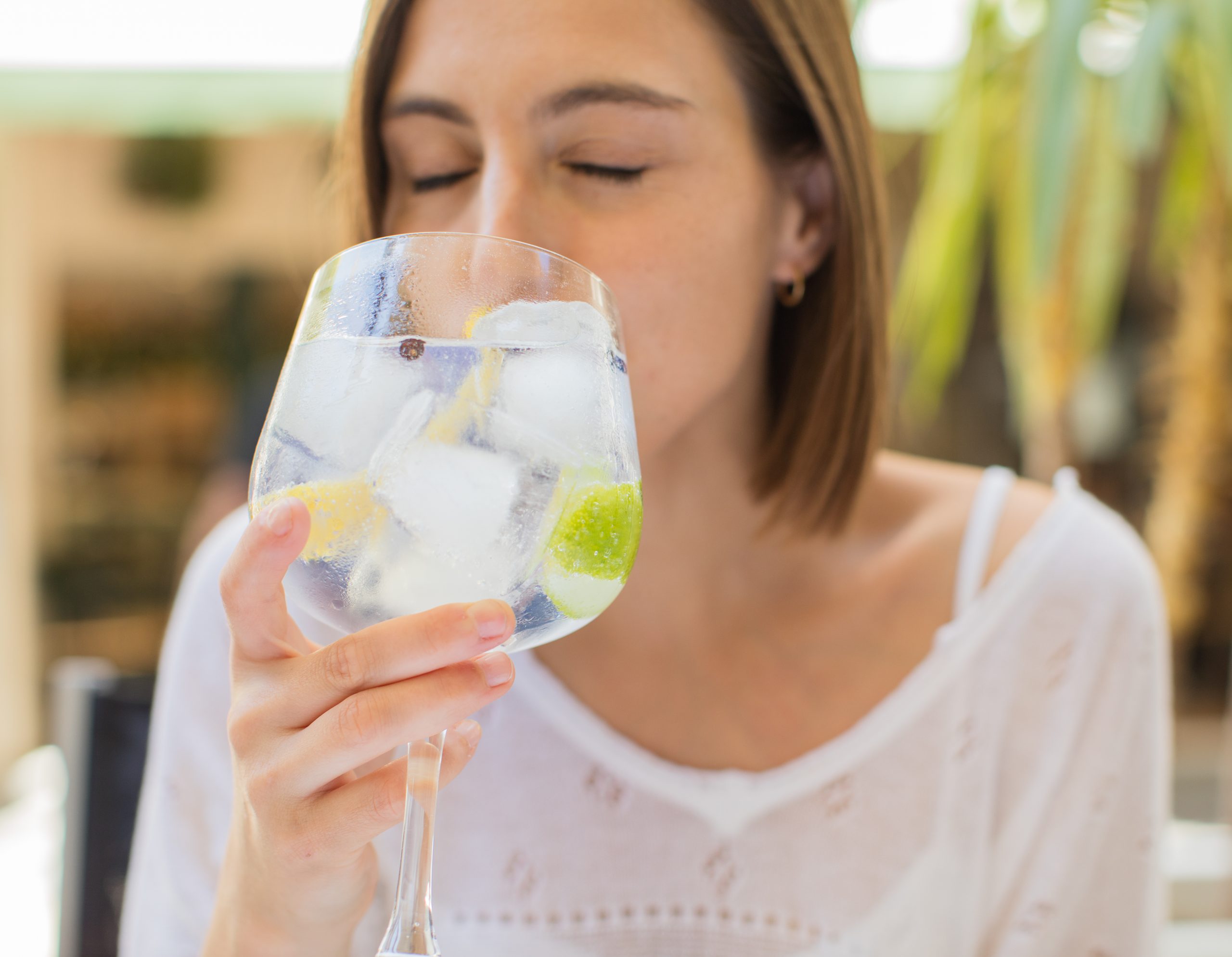 Água tônica faz mal? Engorda? Saiba como consumir a bebida queridinha do momento