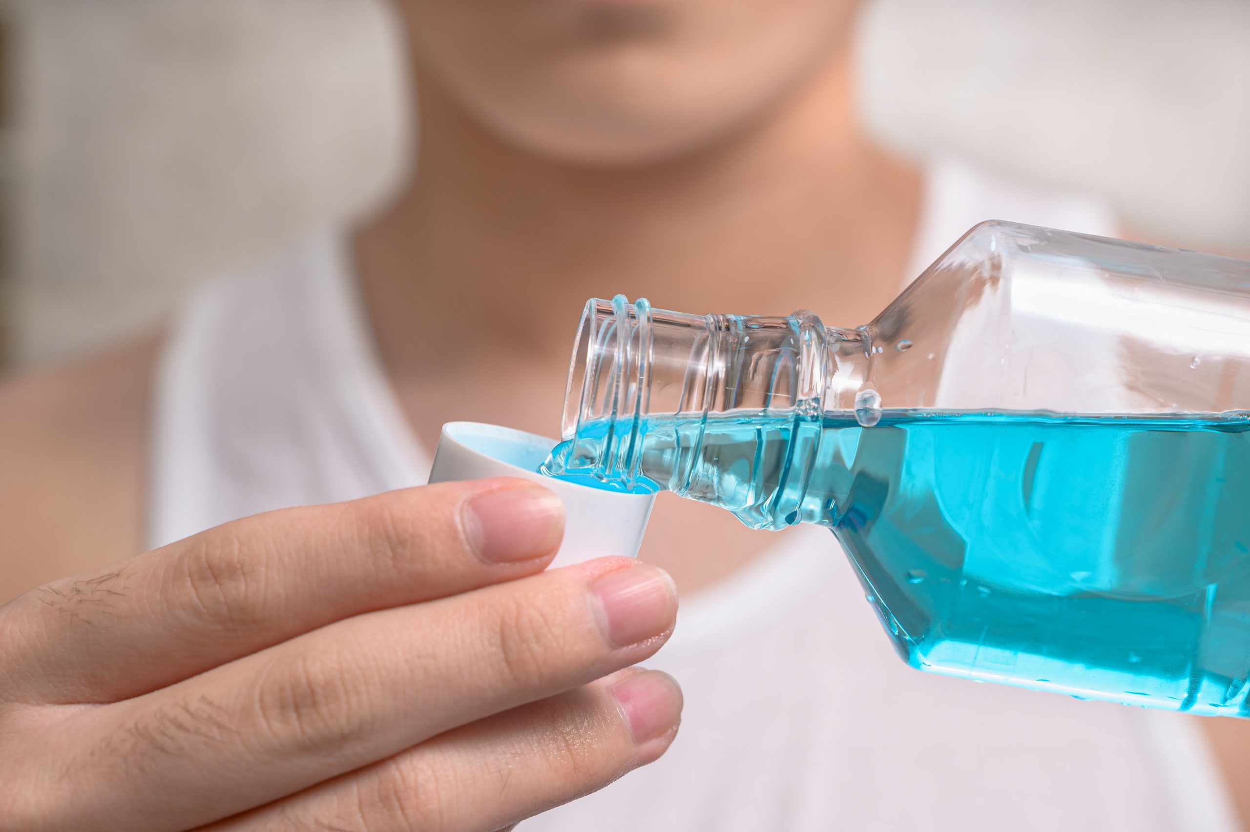 Enxaguante bucal: será que você usa do jeito certo? Descubra!