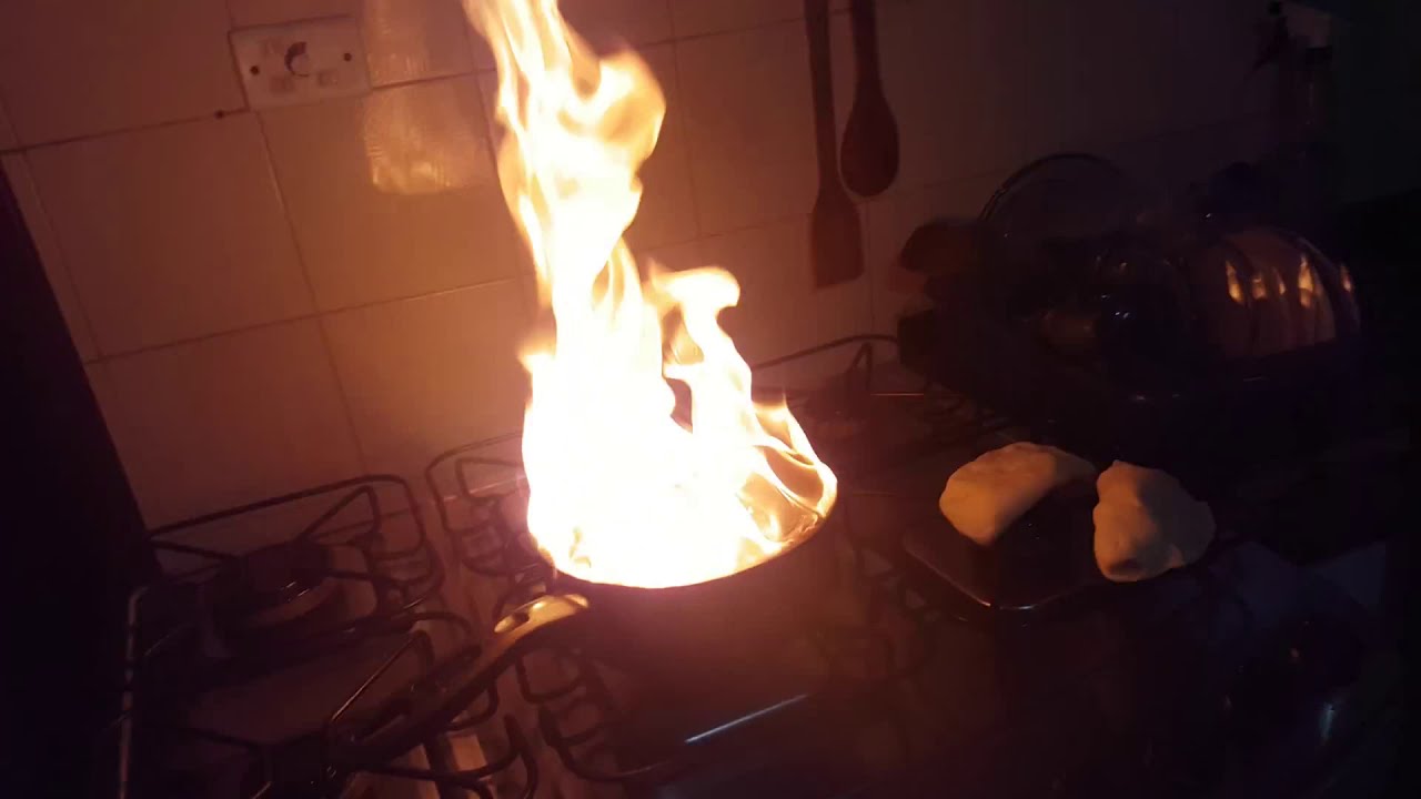 Água fria e óleo quente: entenda reação química e por que ela pode ser tão perigosa